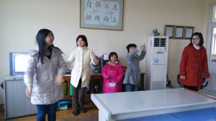 小组成员在教小朋友们跳兔子舞