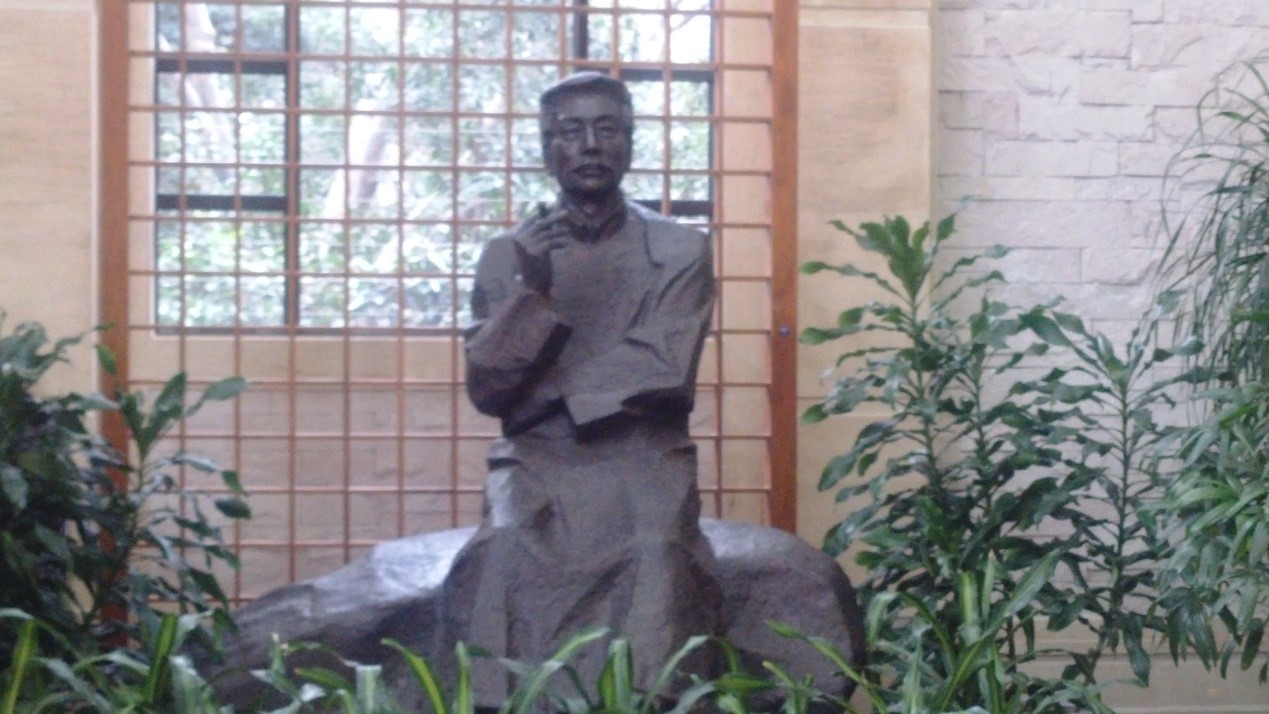 大厅内鲁迅铜像